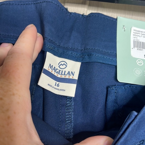 Magellan NWT size 16 navy shorts - Picture 3 of 3